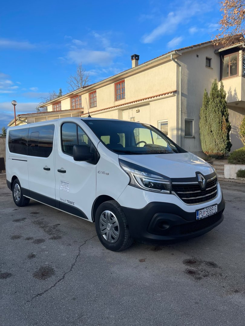 Putnički kombi za najam - Renault Trafic