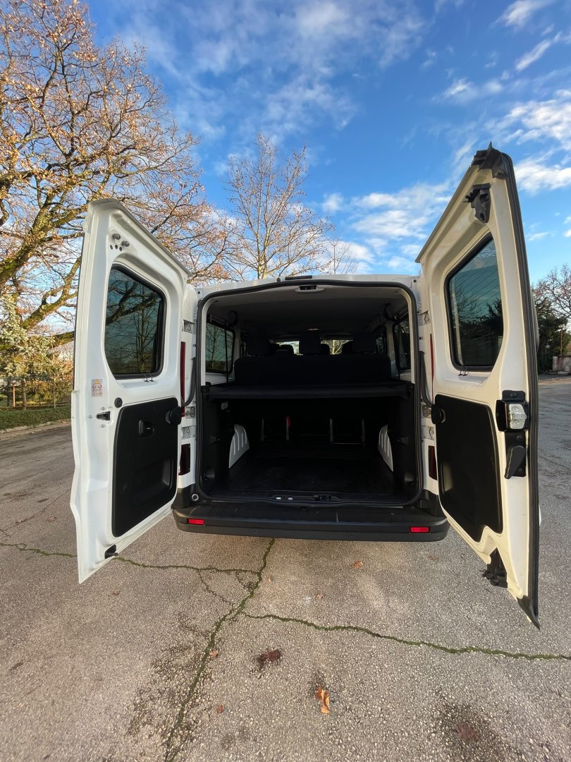 Putnički kombi za najam - Renault Trafic &ndash; 9