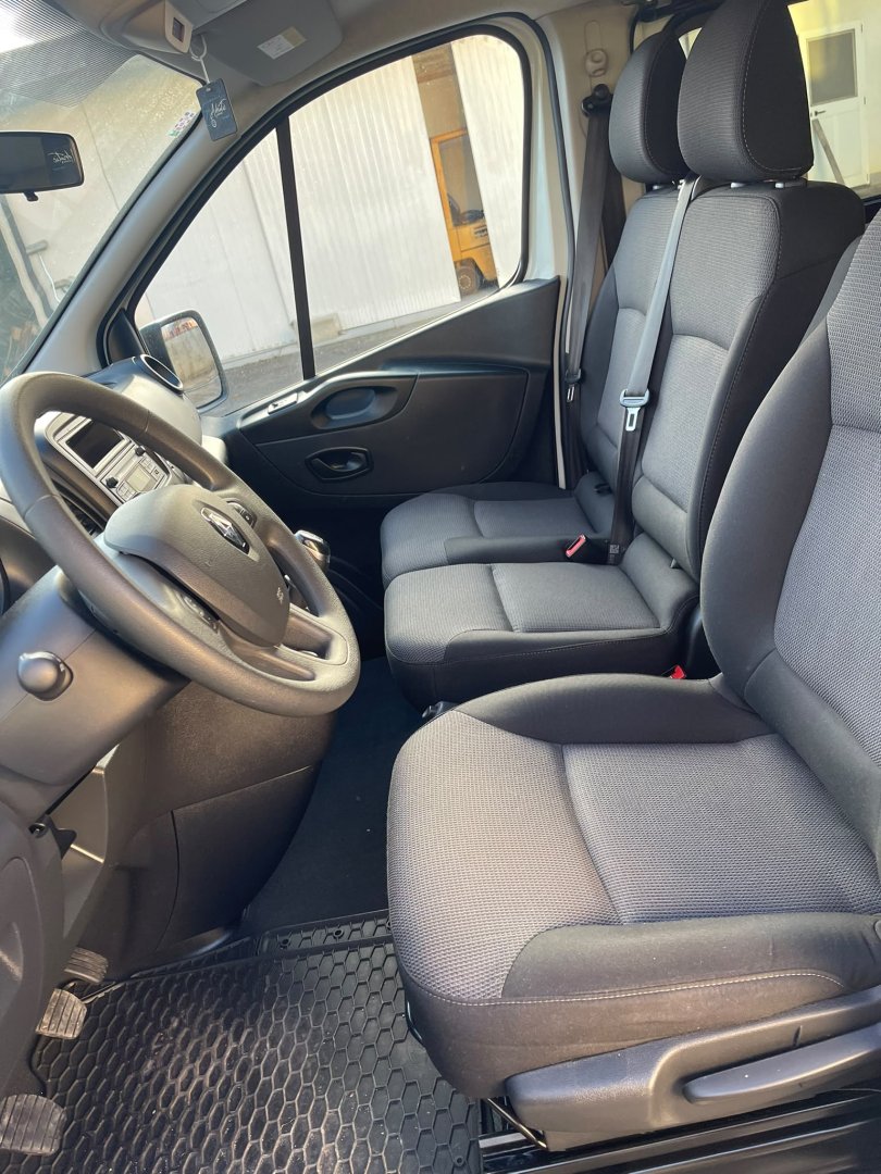 Putnički kombi za najam - Renault Trafic &ndash; 5