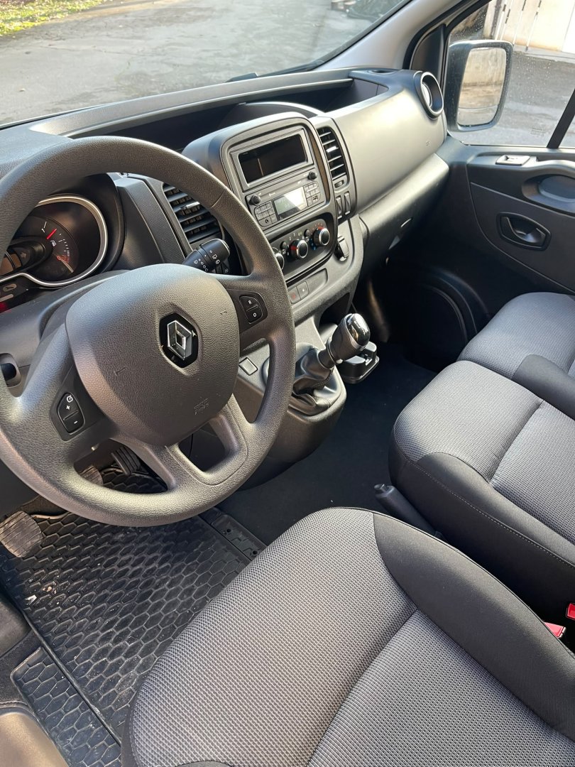 Putnički kombi za najam - Renault Trafic &ndash; 4